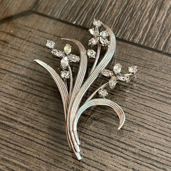 Antique Signed Krementz Silver-Tone Clear Rhinestone Floral Brooch Pin - Picture 3 of 16